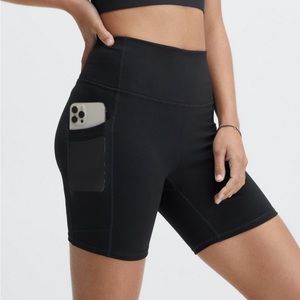 Fabletics On-The-Go PowerHold® High-
Waisted 6"' Short, Medium